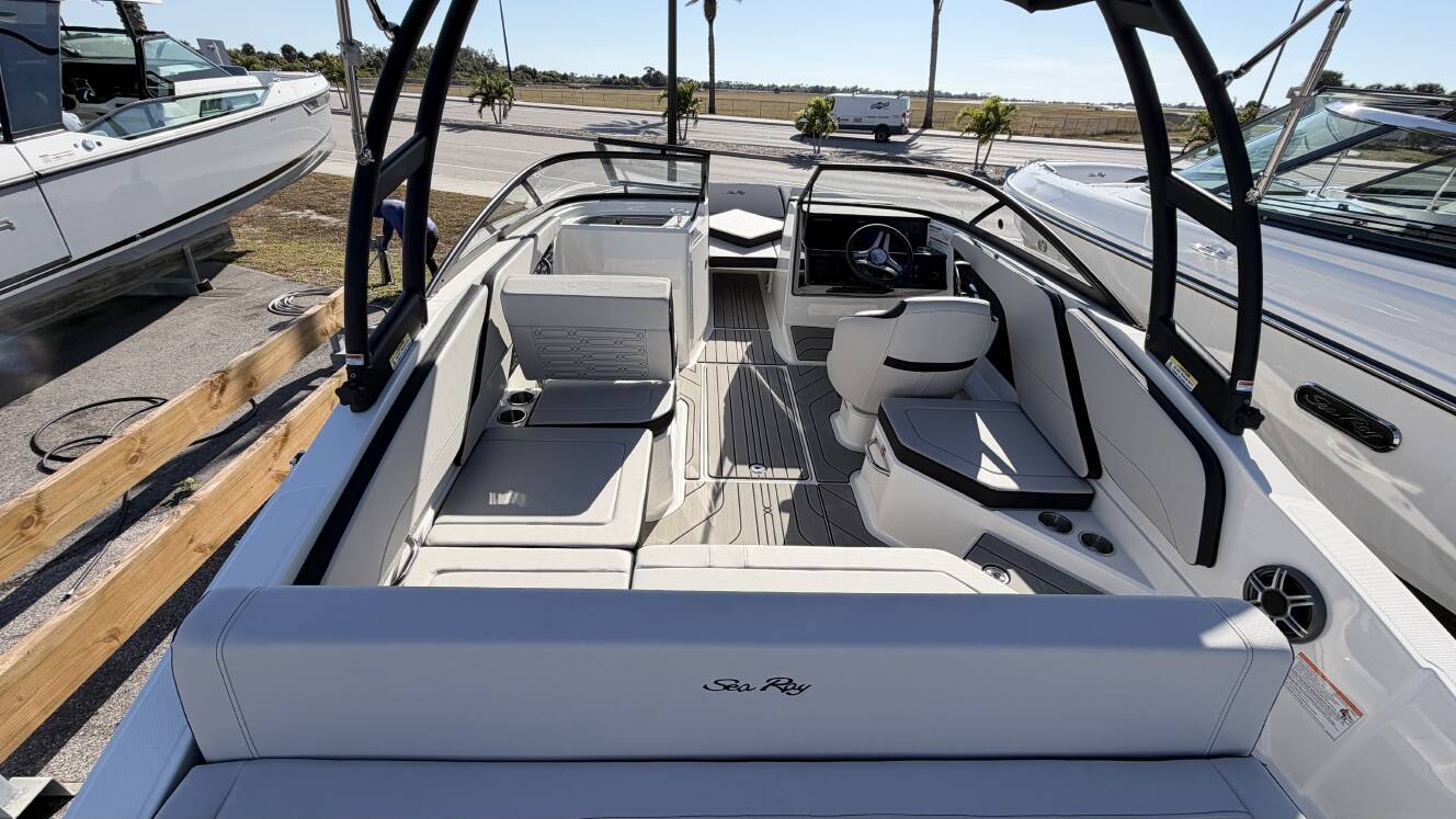 A photo of this 2026 Sea Ray SPX 210 Outboard