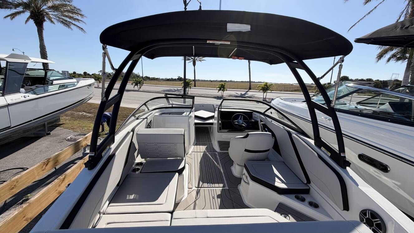 A photo of this 2026 Sea Ray SPX 210 Outboard