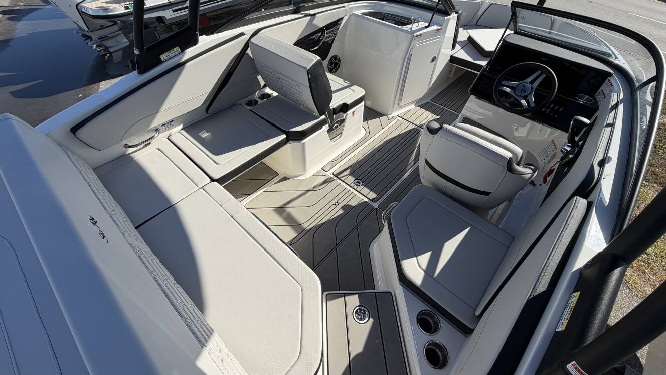 A photo of this 2026 Sea Ray SPX 210 Outboard
