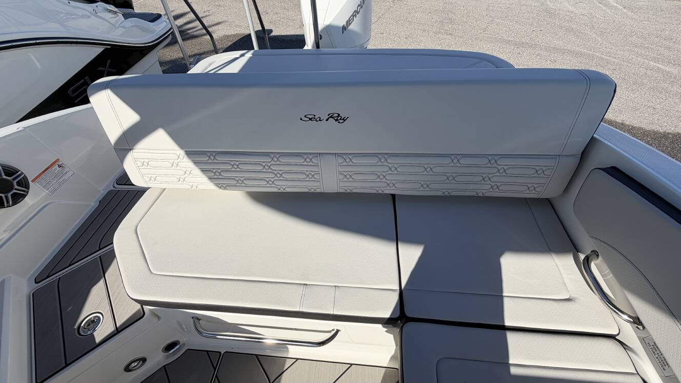 A photo of this 2026 Sea Ray SPX 210 Outboard