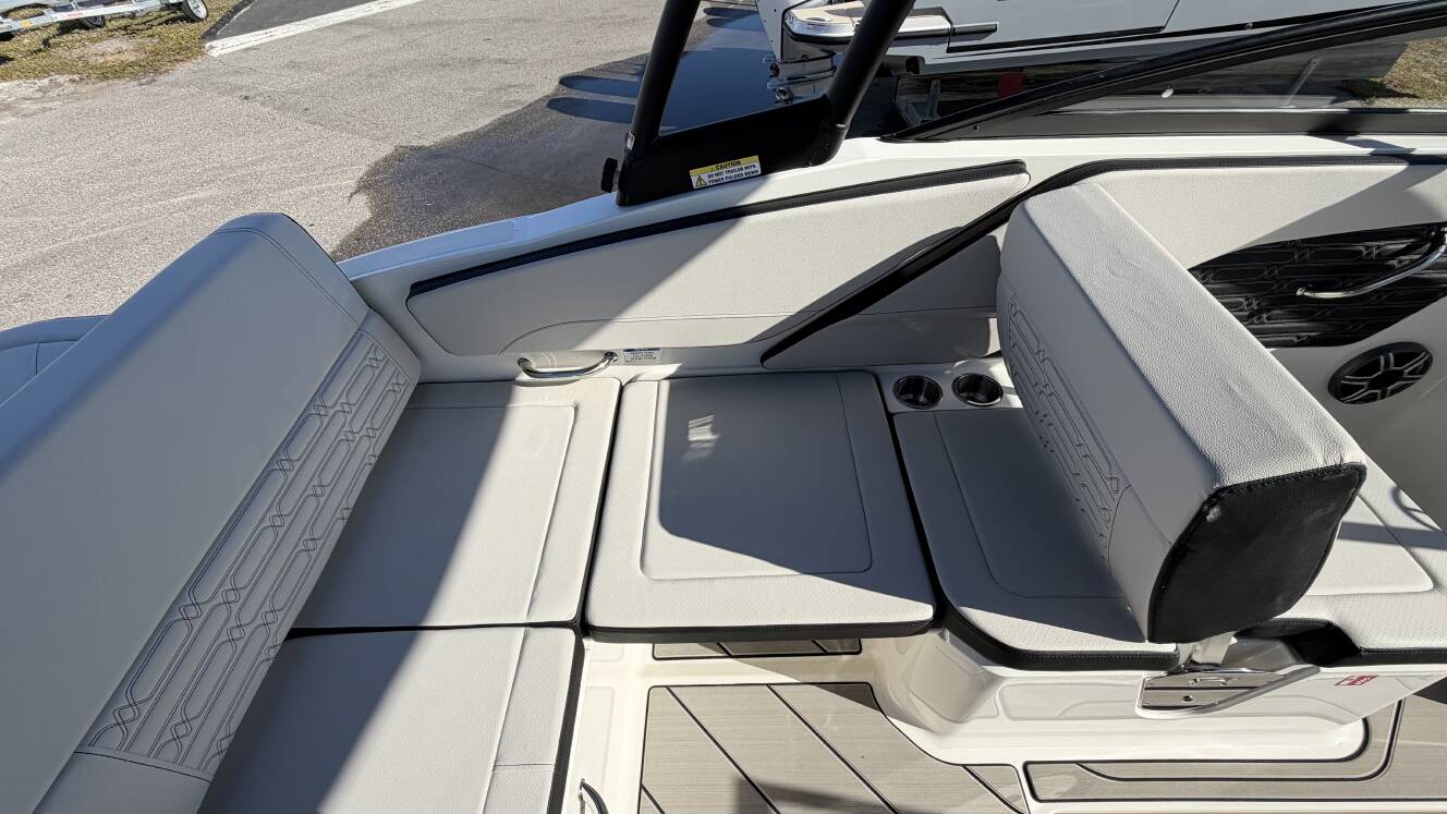 A photo of this 2026 Sea Ray SPX 210 Outboard