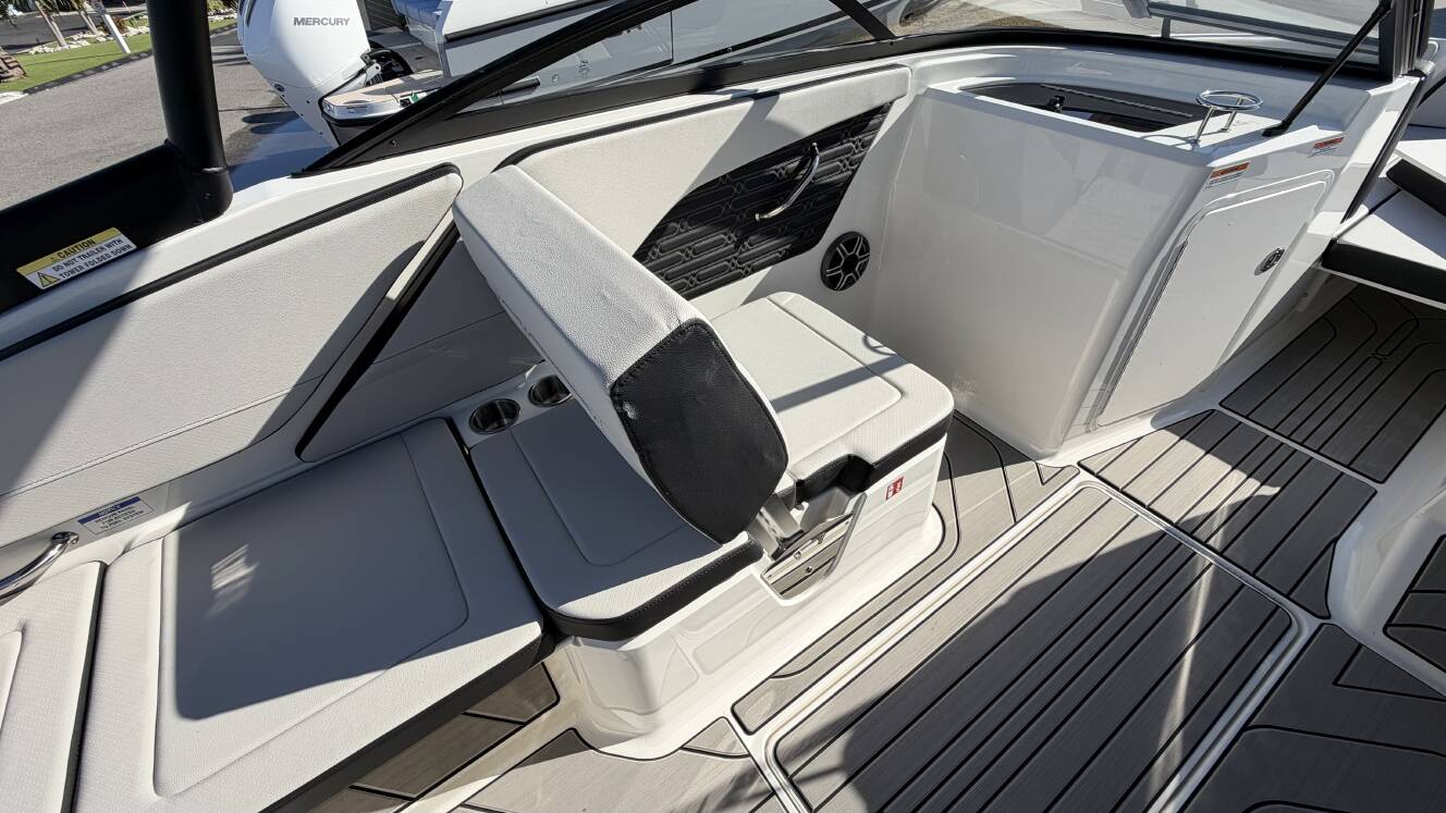 A photo of this 2026 Sea Ray SPX 210 Outboard