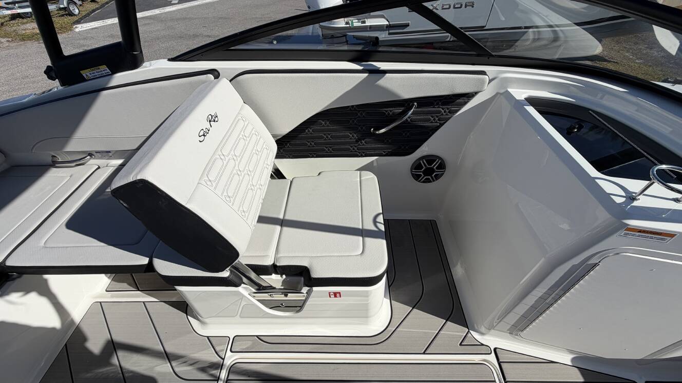 A photo of this 2026 Sea Ray SPX 210 Outboard