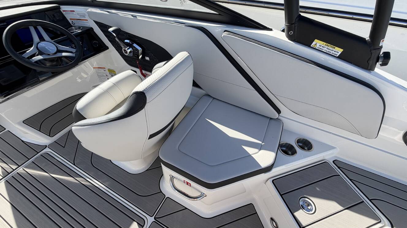 A photo of this 2026 Sea Ray SPX 210 Outboard