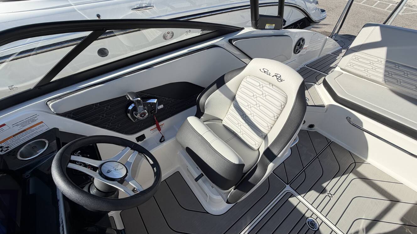 A photo of this 2026 Sea Ray SPX 210 Outboard