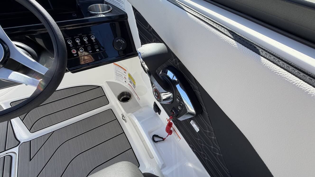 A photo of this 2026 Sea Ray SPX 210 Outboard