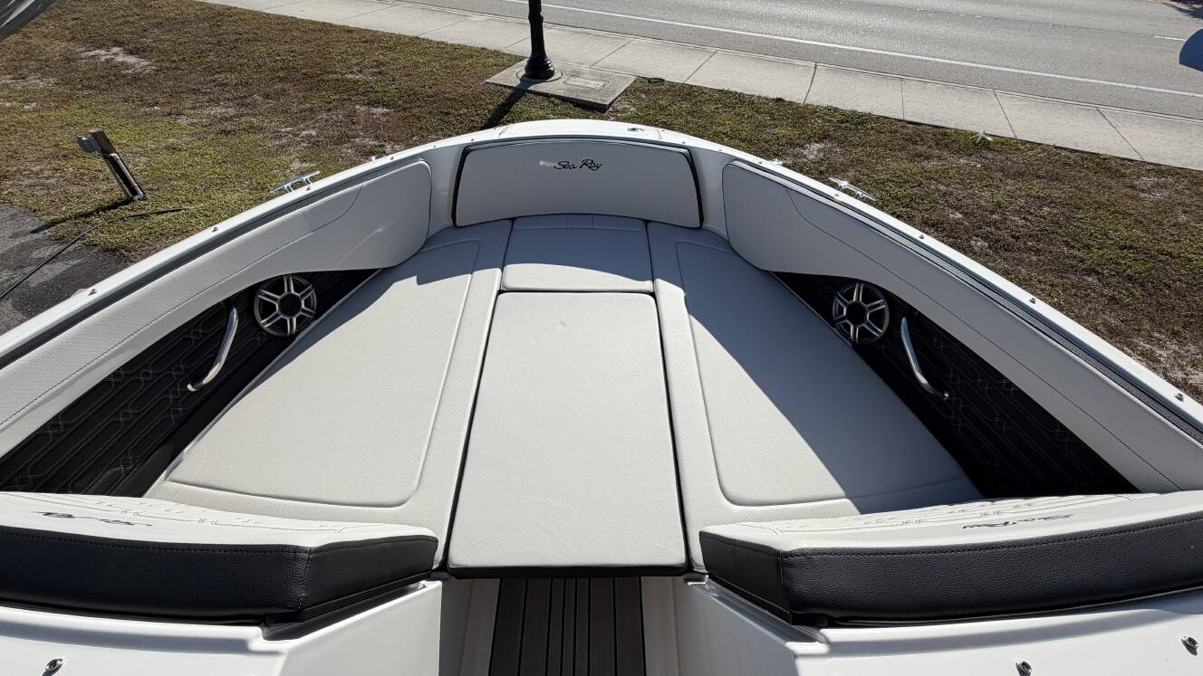 A photo of this 2026 Sea Ray SPX 210 Outboard