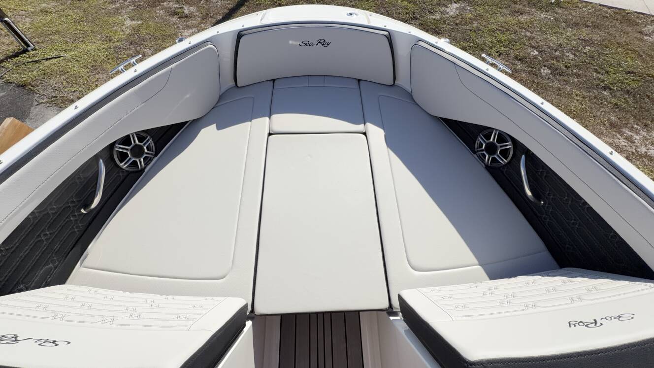 A photo of this 2026 Sea Ray SPX 210 Outboard