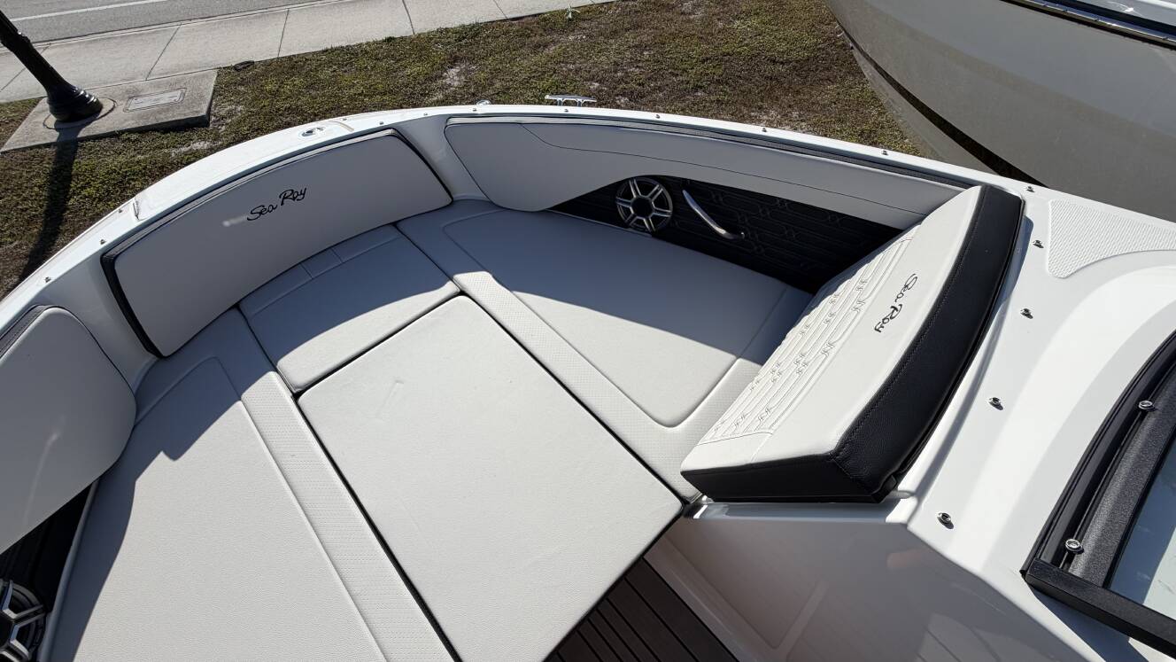 A photo of this 2026 Sea Ray SPX 210 Outboard