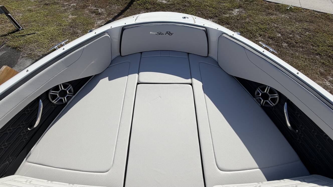 A photo of this 2026 Sea Ray SPX 210 Outboard
