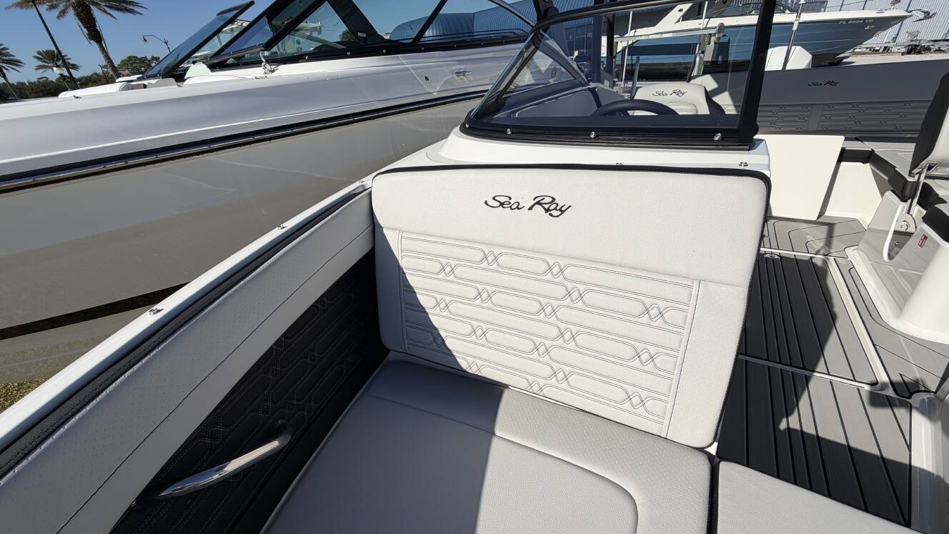A photo of this 2026 Sea Ray SPX 210 Outboard