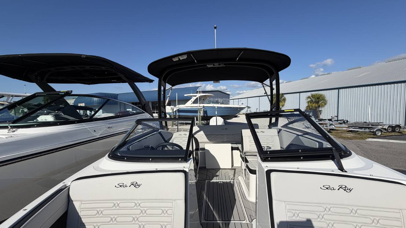 A photo of this 2026 Sea Ray SPX 210 Outboard