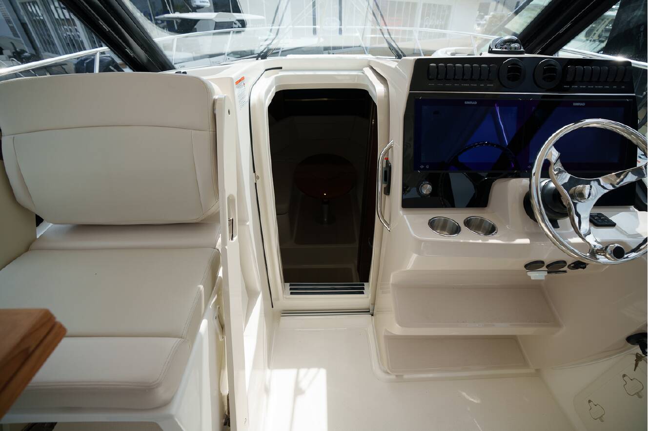 A photo of this 2026 Boston Whaler 325 Conquest