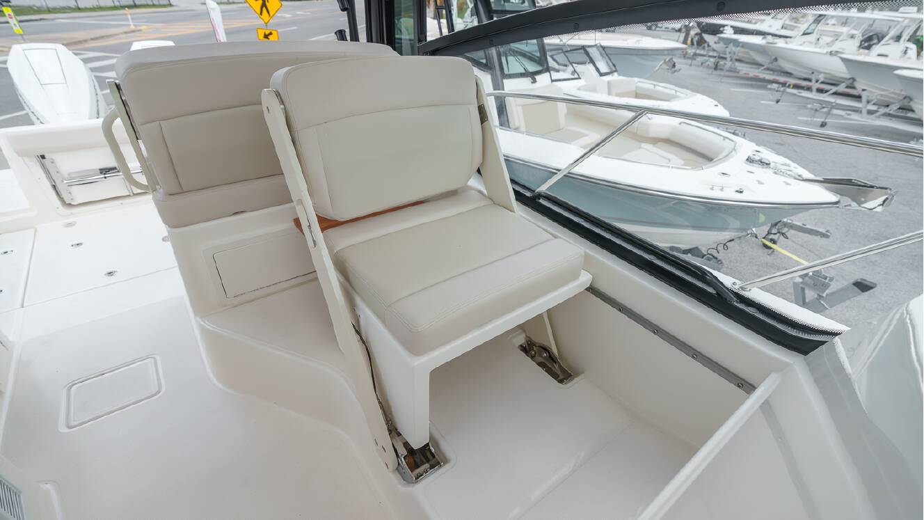 A photo of this 2026 Boston Whaler 325 Conquest
