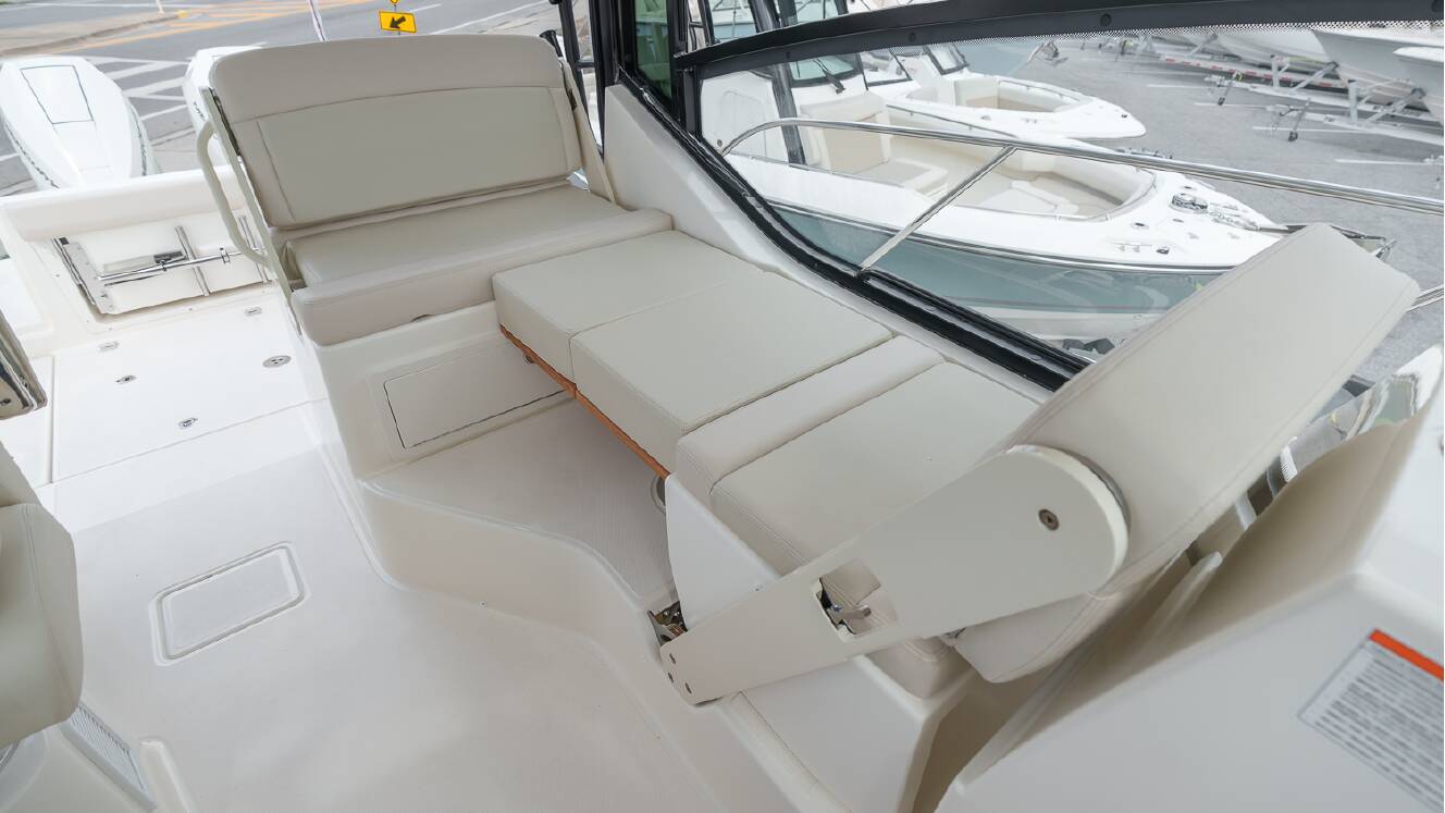 A photo of this 2026 Boston Whaler 325 Conquest