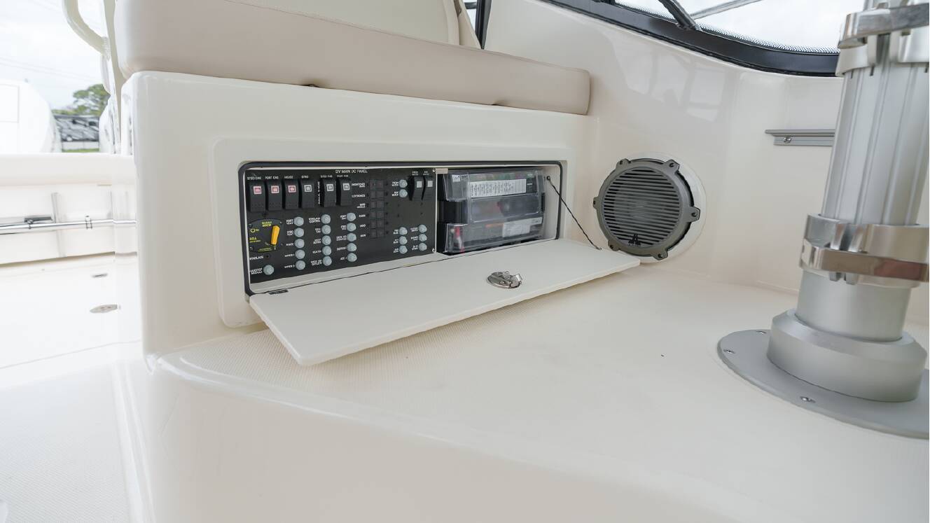 A photo of this 2026 Boston Whaler 325 Conquest