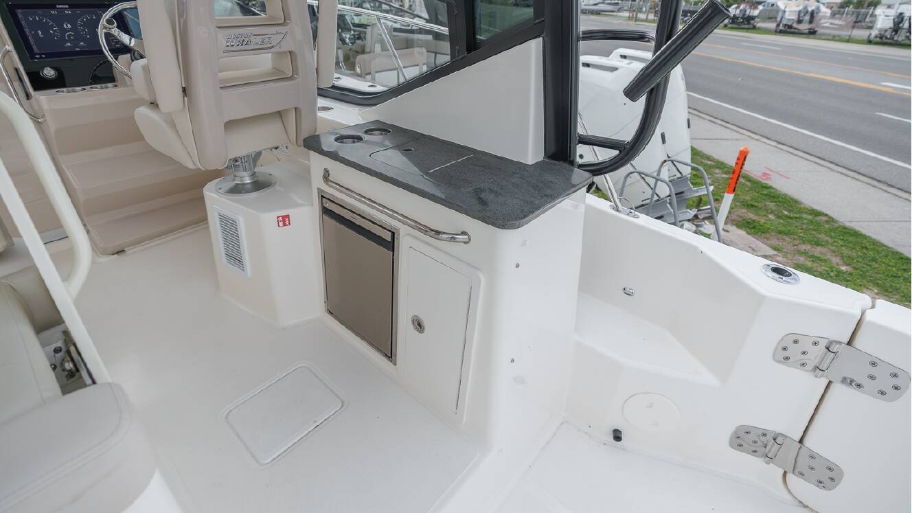 A photo of this 2026 Boston Whaler 325 Conquest