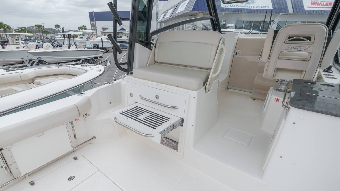 A photo of this 2026 Boston Whaler 325 Conquest