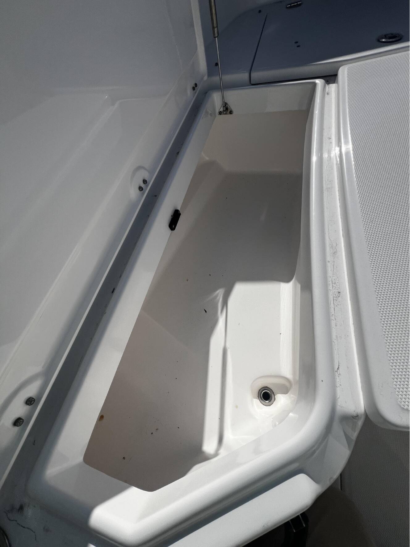 A photo of this 2016 Everglades Boats 325cc
