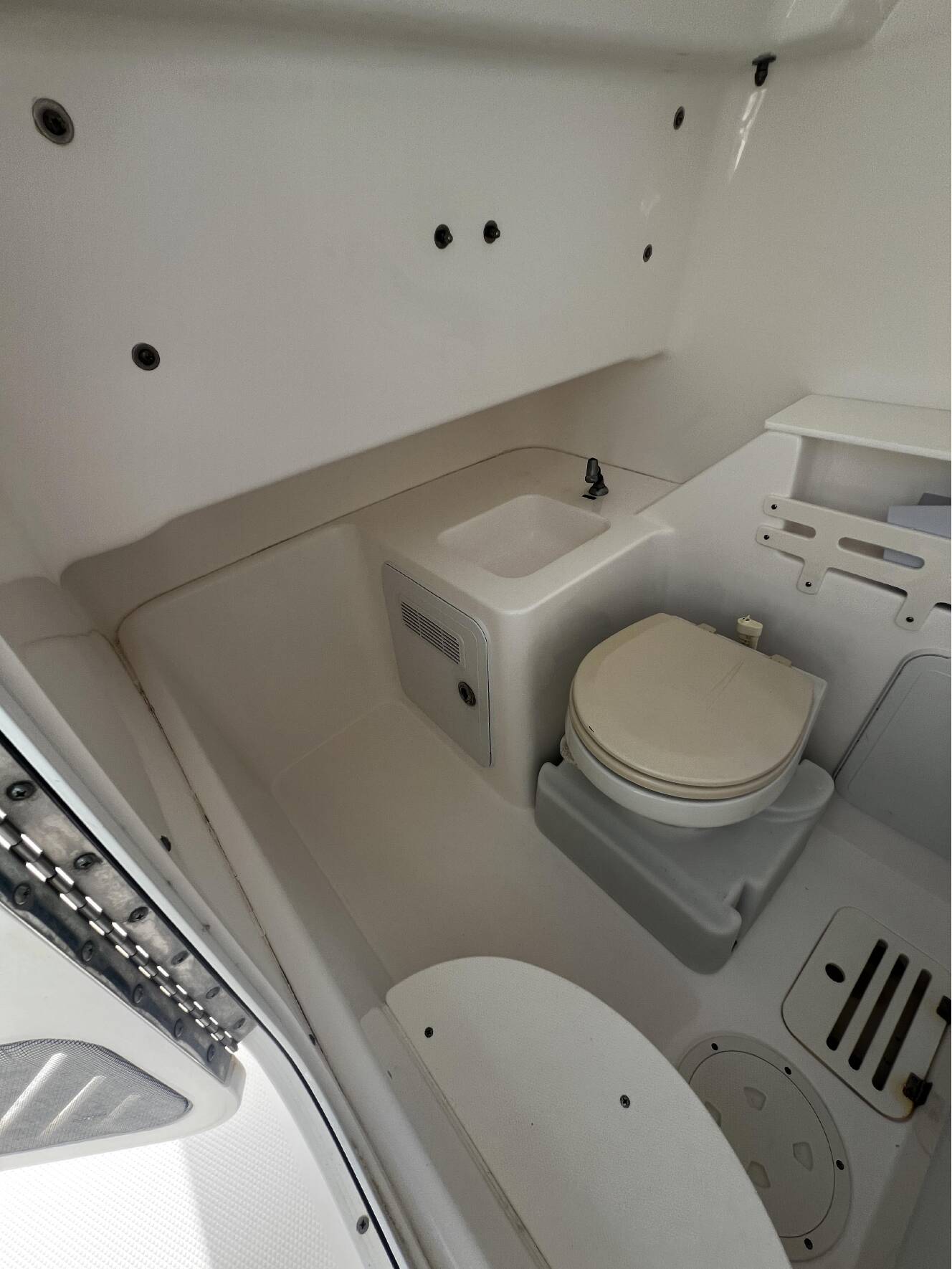 A photo of this 2016 Everglades Boats 325cc