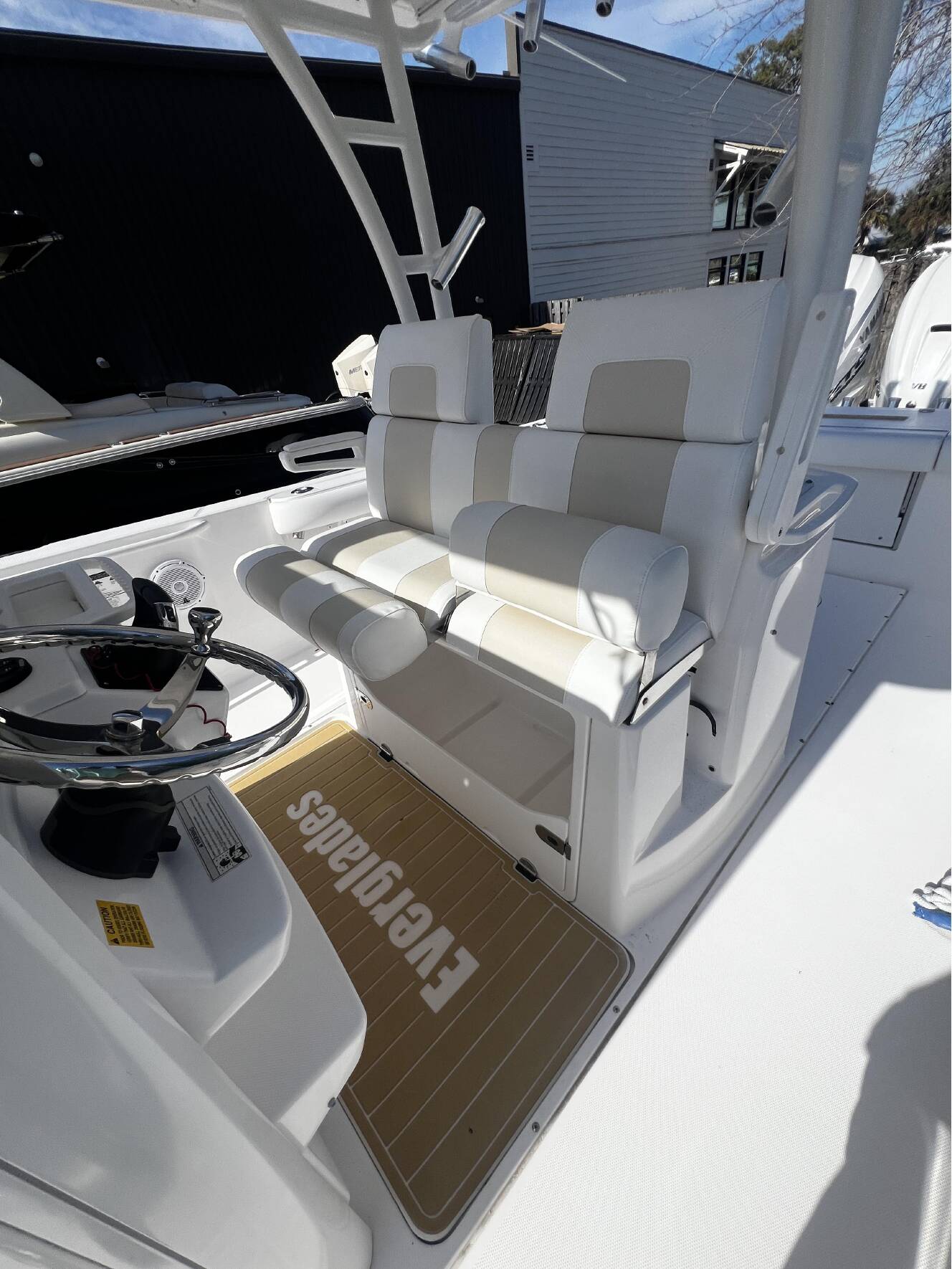 A photo of this 2016 Everglades Boats 325cc