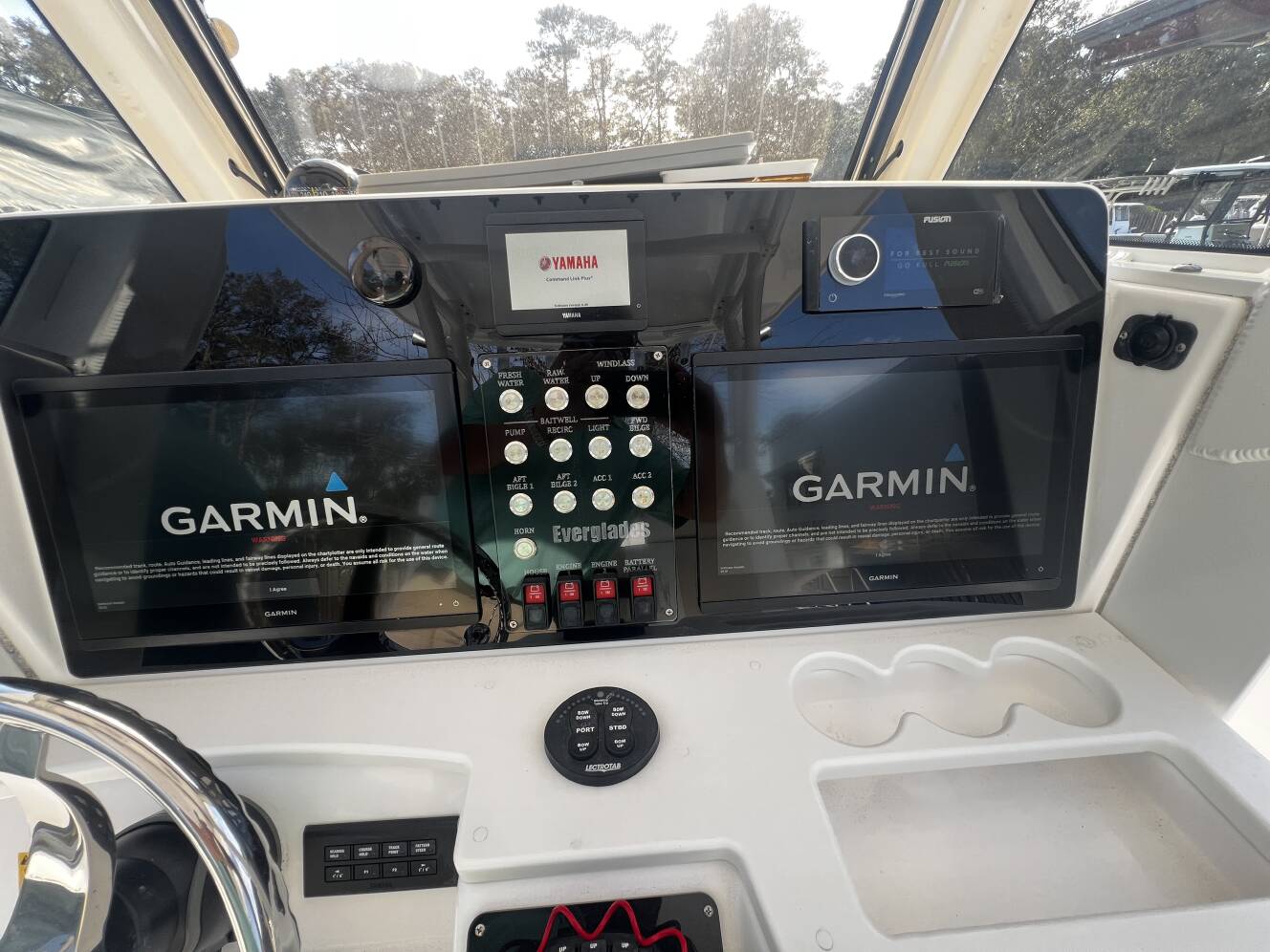 A photo of this 2016 Everglades Boats 325cc