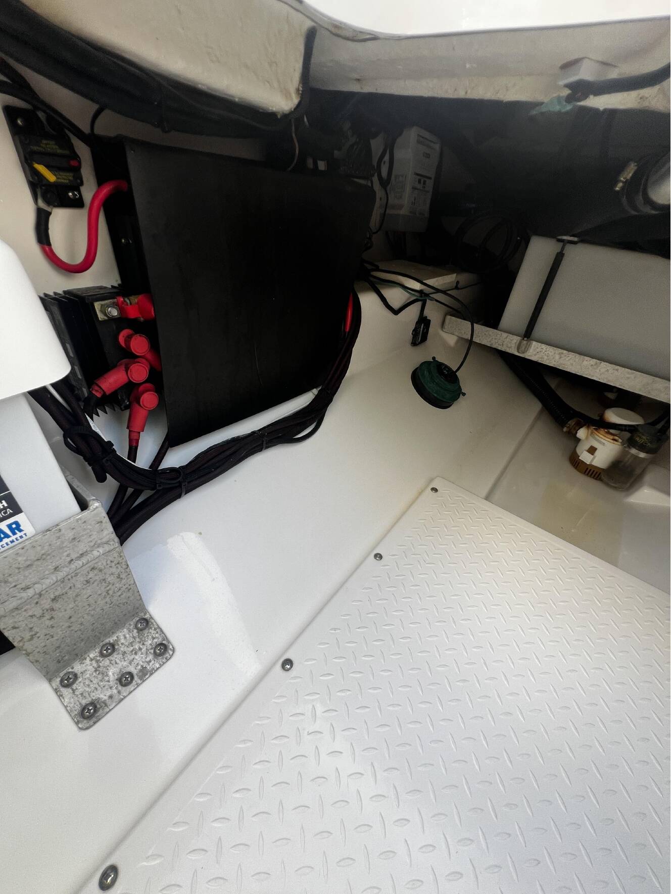 A photo of this 2016 Everglades Boats 325cc