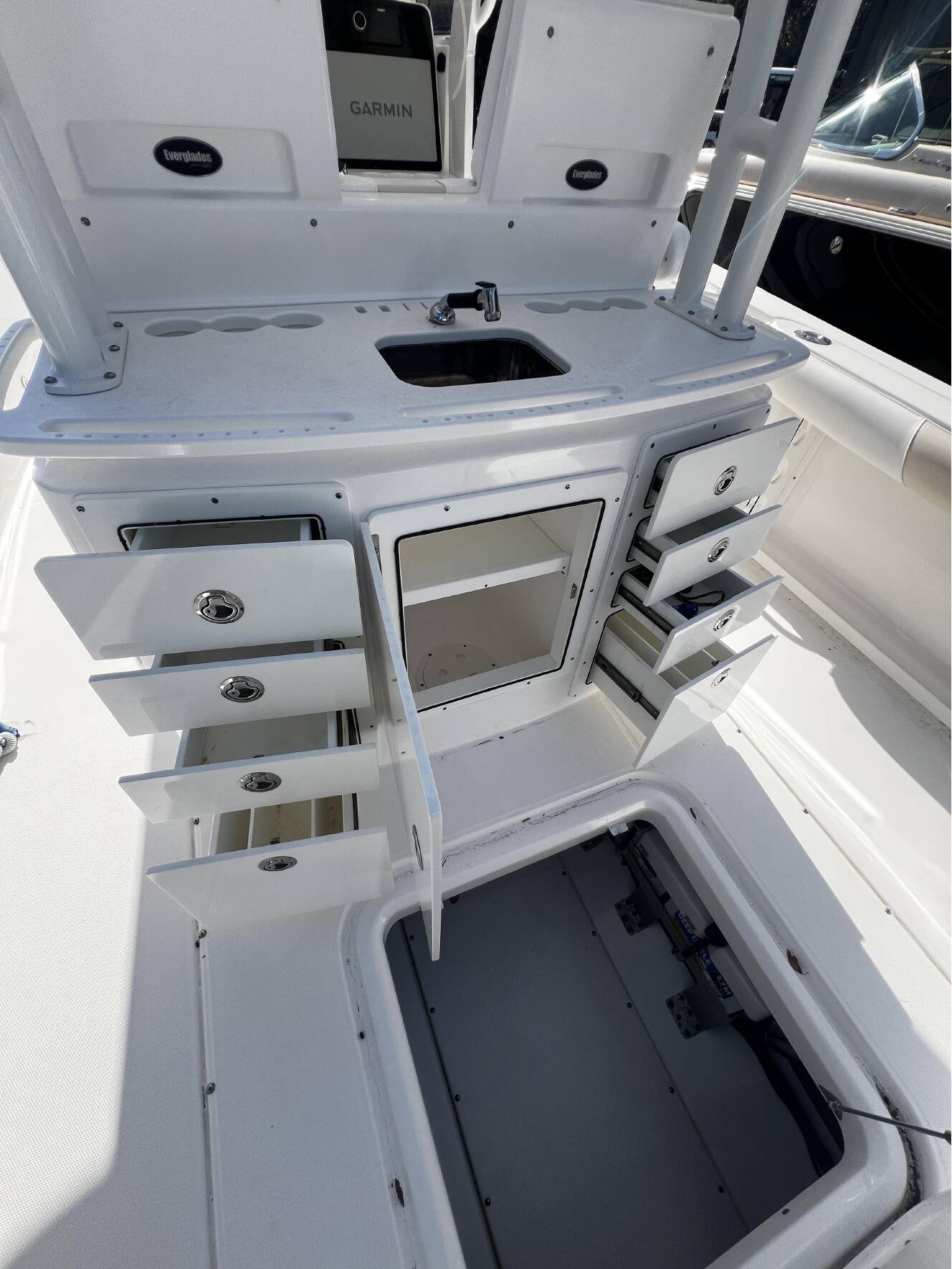 A photo of this 2016 Everglades Boats 325cc