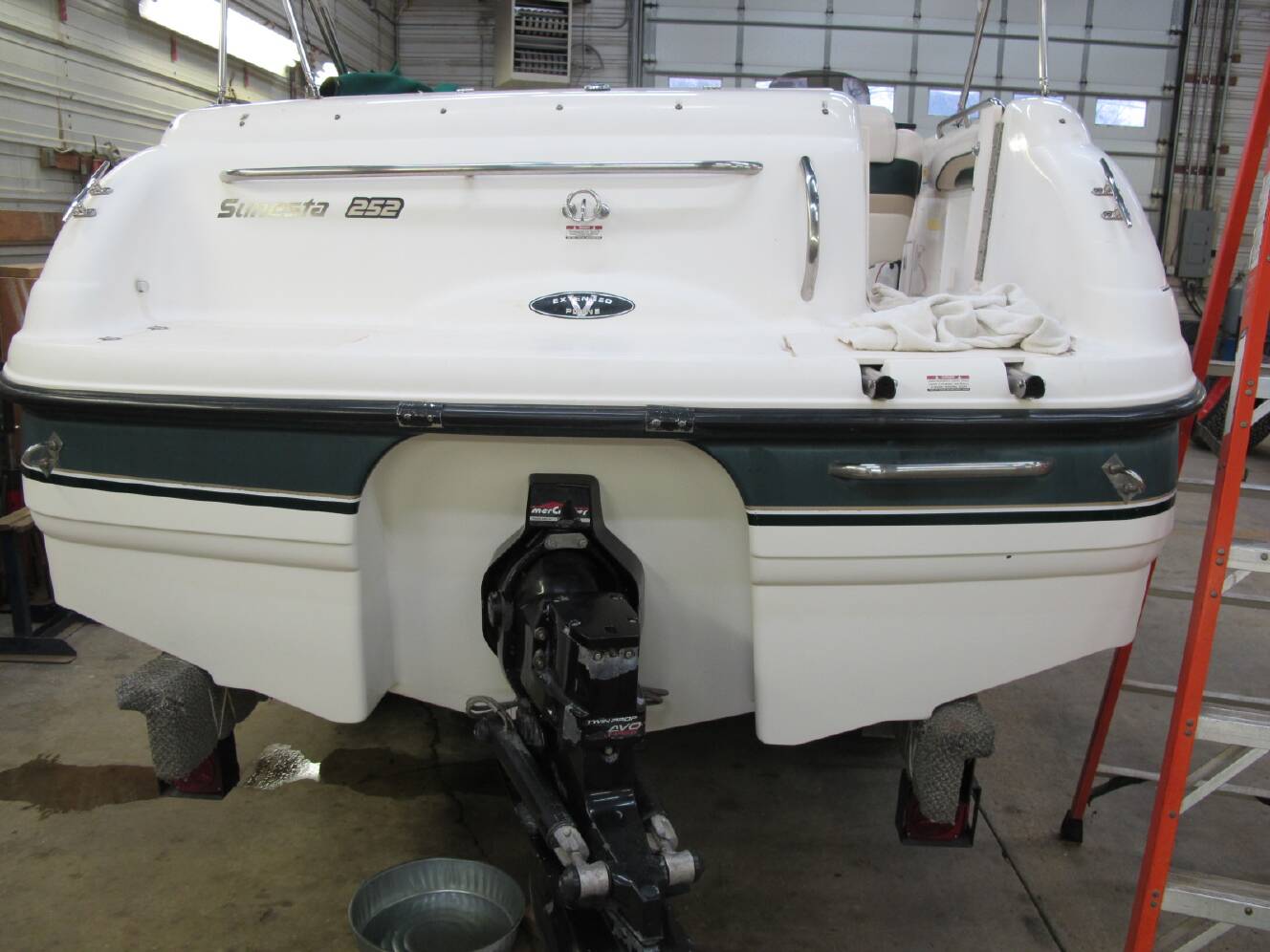 A photo of this 1998 Chaparral 252 SUNESTA