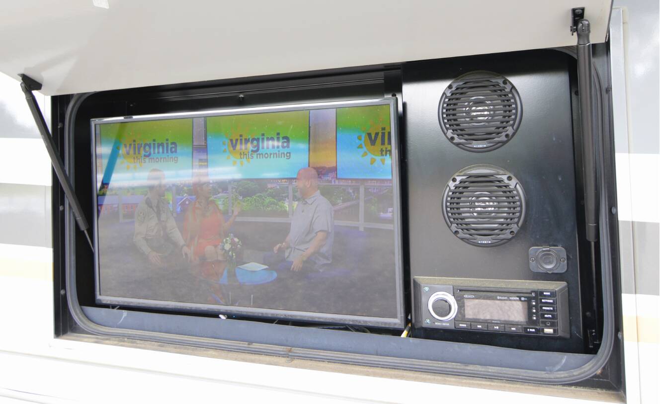A photo of this 2022 Winnebago ADVENTURER 36Z