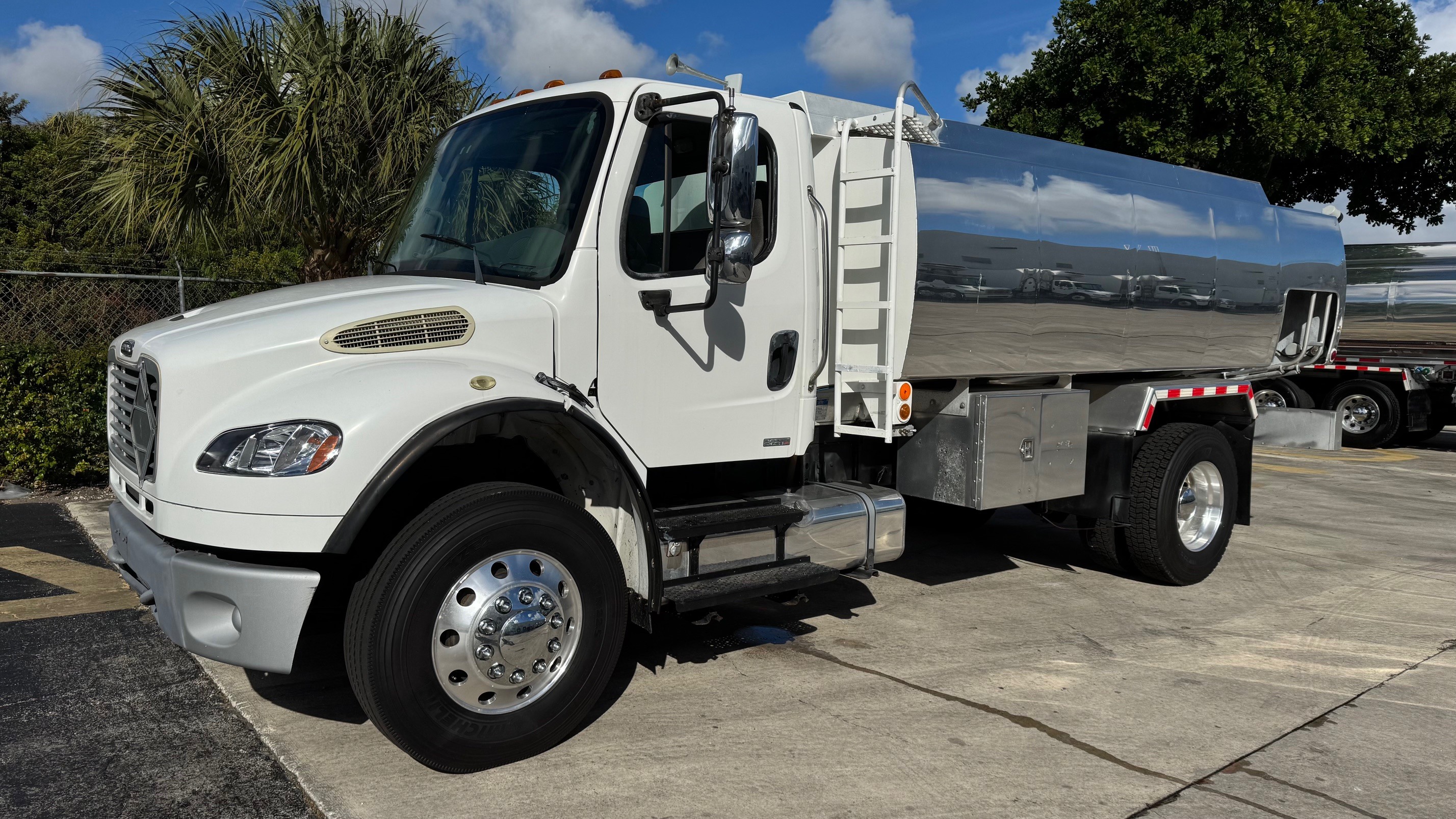 2009 FREIGHTLINER BUSINESS CLASS M2 106 in West Palm Beach, FL
