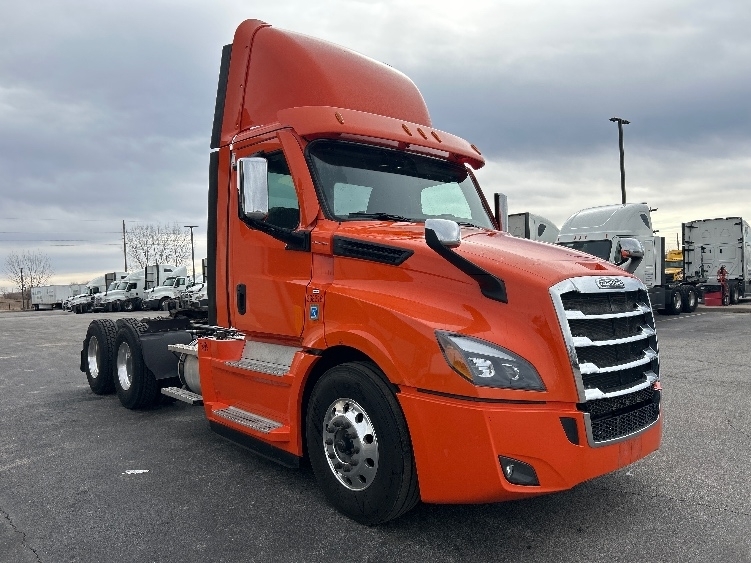 2020 FREIGHTLINER CASCADIA 126 in Dubuque, IA