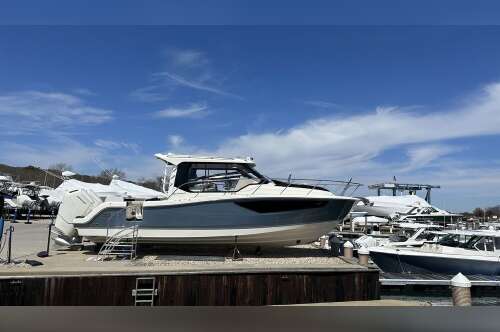 2025 Boston Whaler 365 Conquest 405 in eastport NY