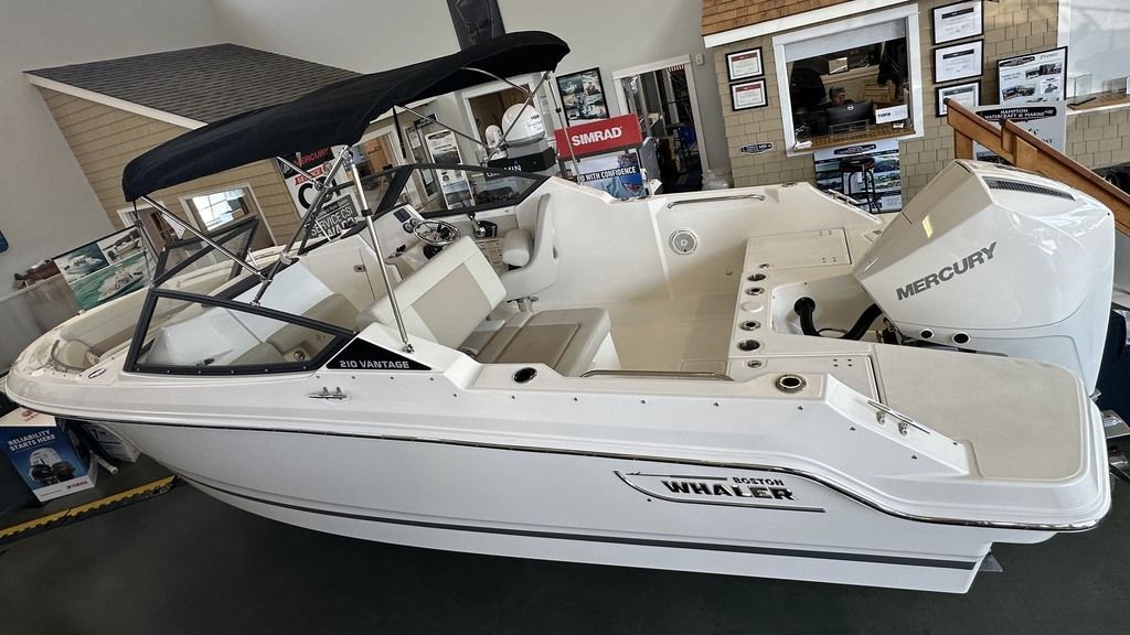 2026 Boston Whaler 210 Vantage 320 in hampton bays NY