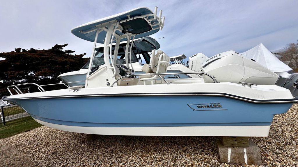 2026 Boston Whaler 220 Dauntless in eastport NY