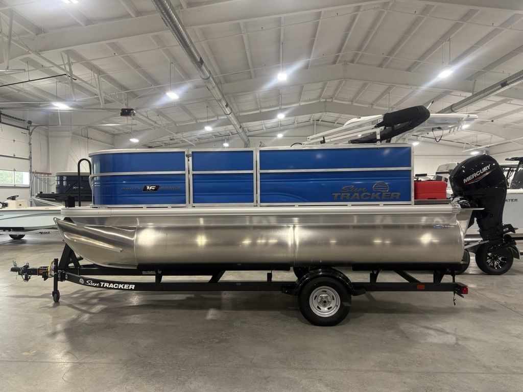 2026 Sun Tracker Party Barge® 16 DLX 22 RF XP3 in morganton NC