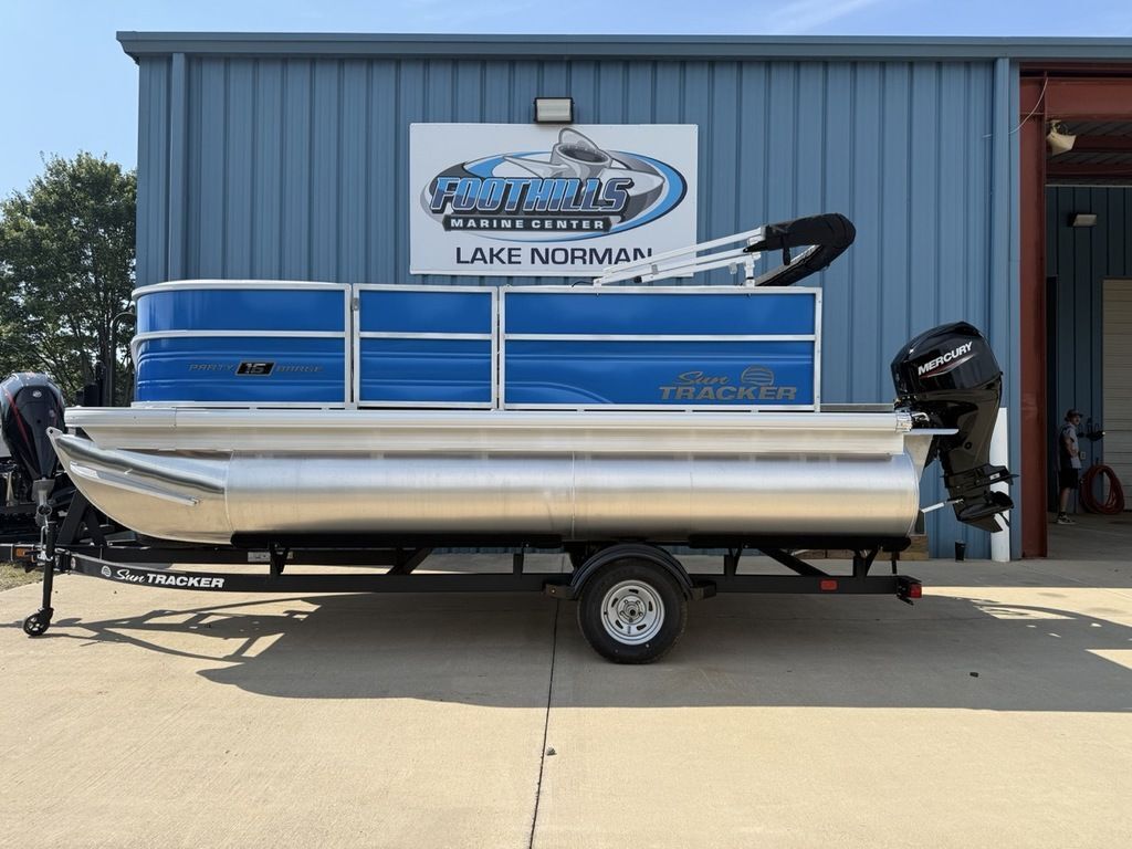 2026 Sun Tracker Party Barge® 16 DLX 22 RF XP3 in mooresville NC