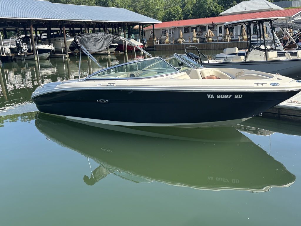 2004 Sea Ray 220 Select in moneta VA
