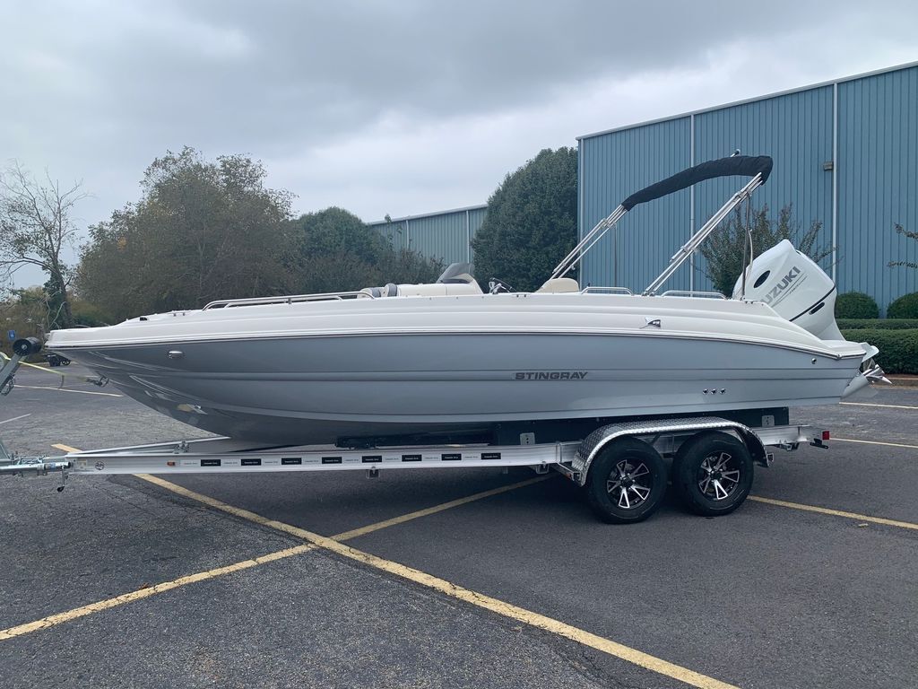 2024 Stingray 212SC Deck Boat boat