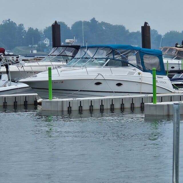 1996 Larson Cabrio 280 927 in sodus point NY