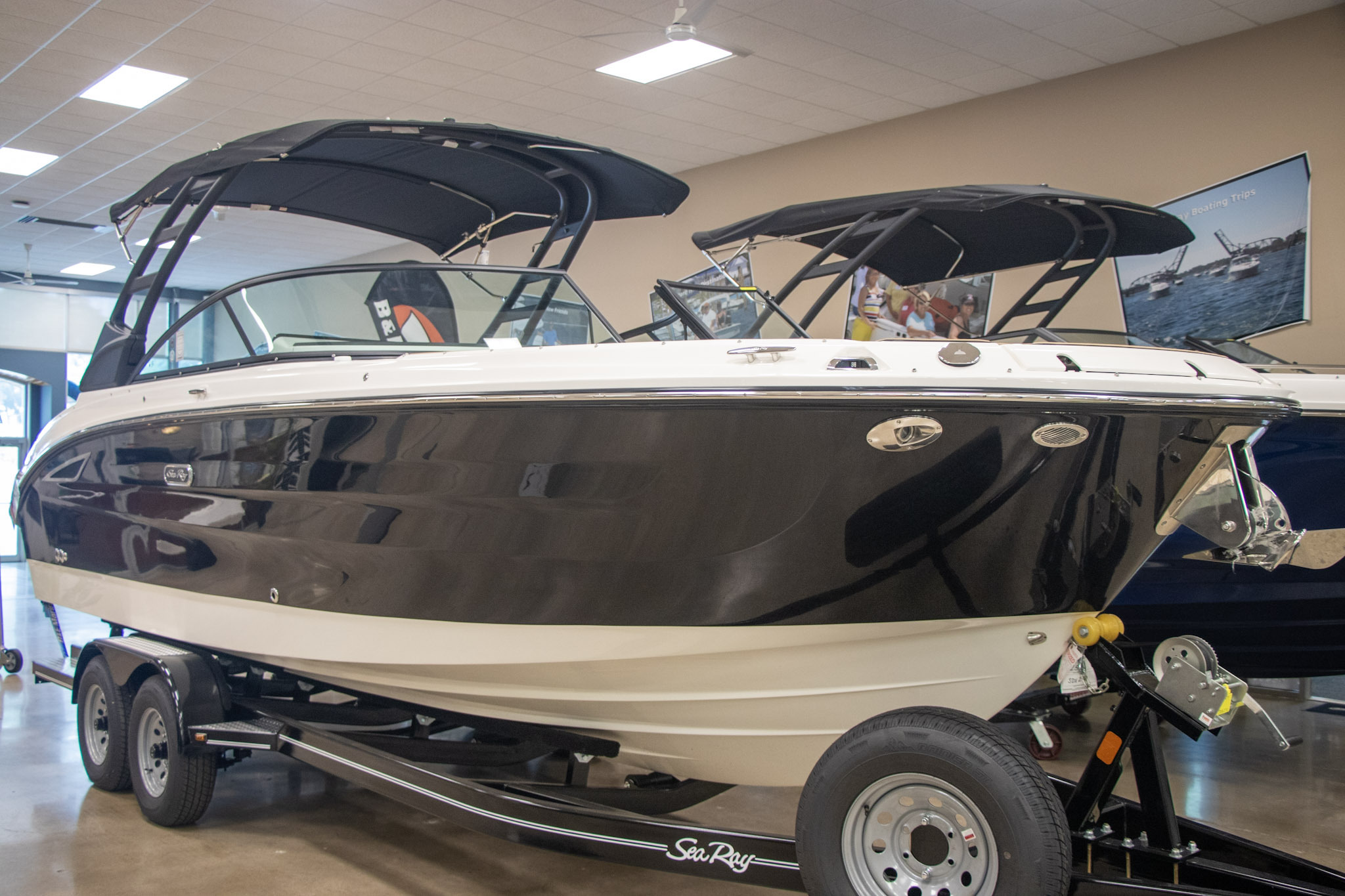 2025 Sea Ray SDX 270 Deck Boat boat