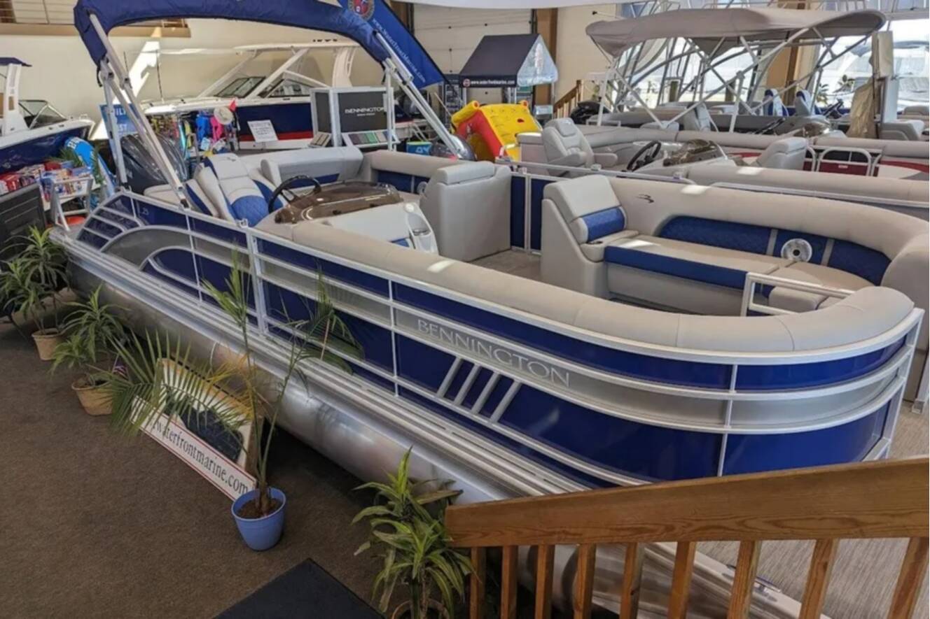 A photo of this 2024 Bennington 25LSB