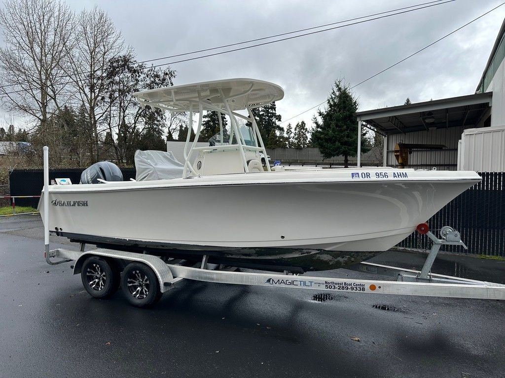 2022 Sailfish® 220 CC Center Console Boat boat
