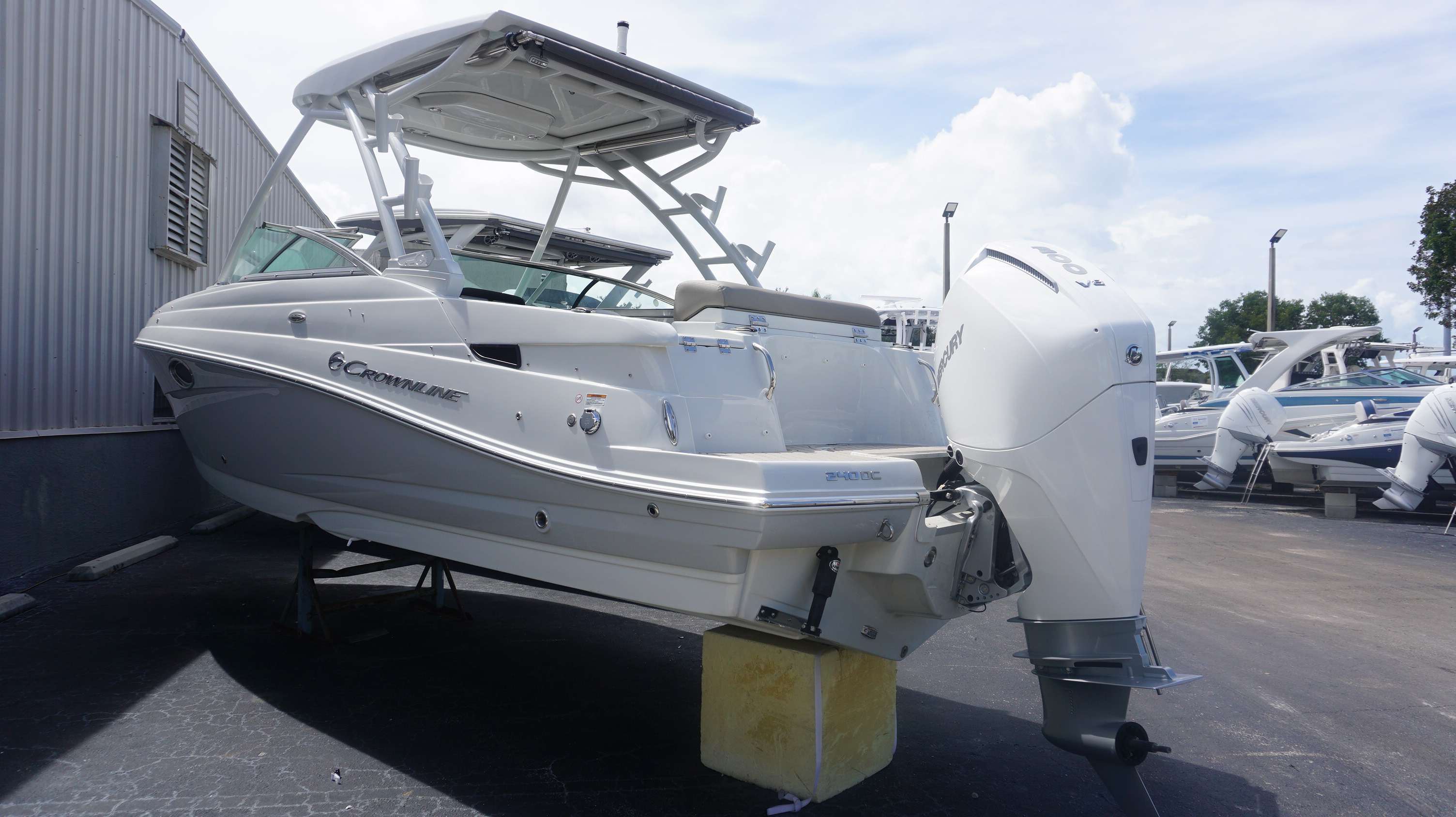 2024 Crownline 240 DC Dual Console Boat boat