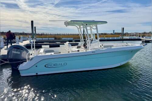 2022 Robalo R242 Explorer in