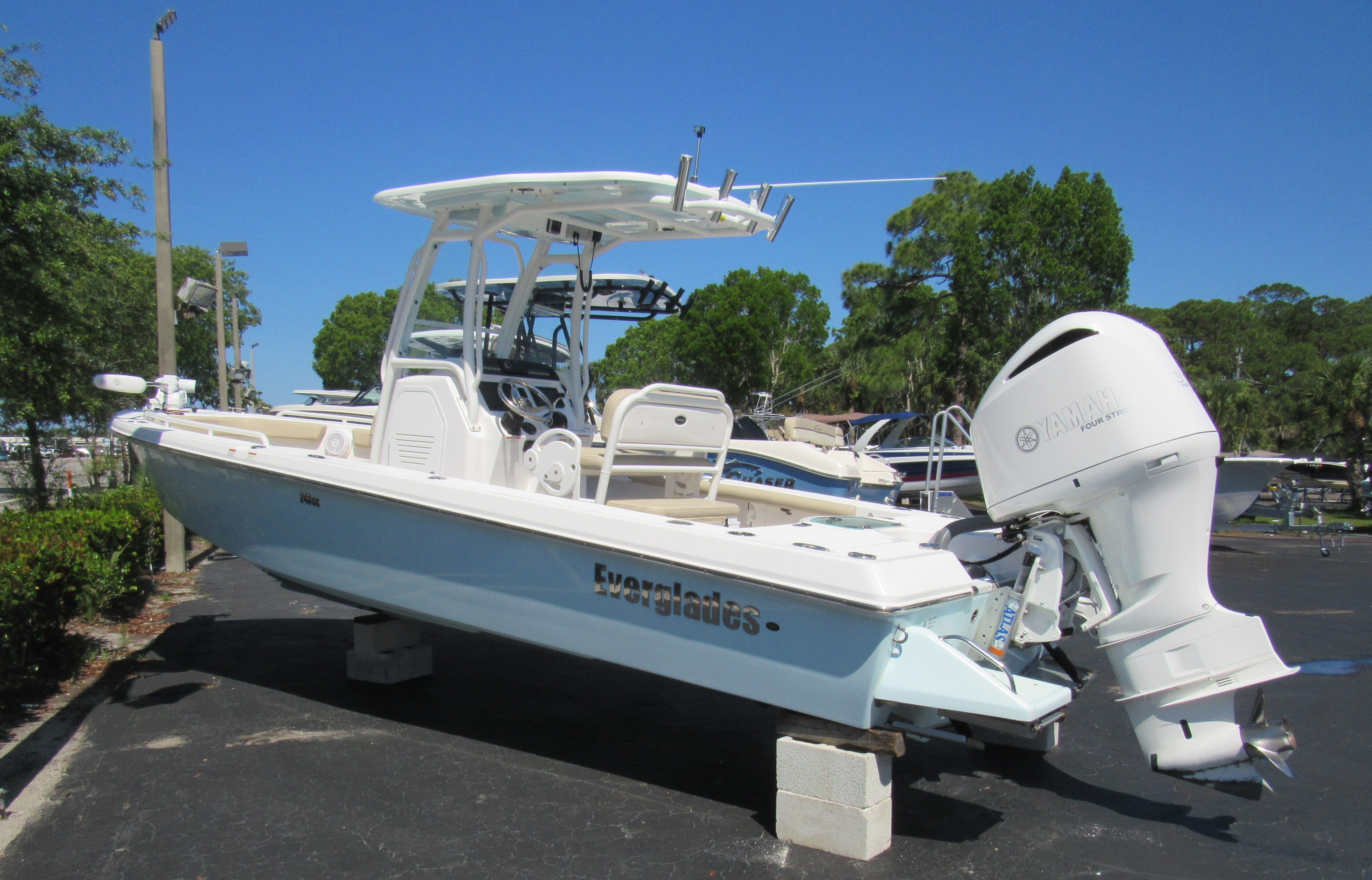 2019 Everglades 243 CC Bay Boat boat