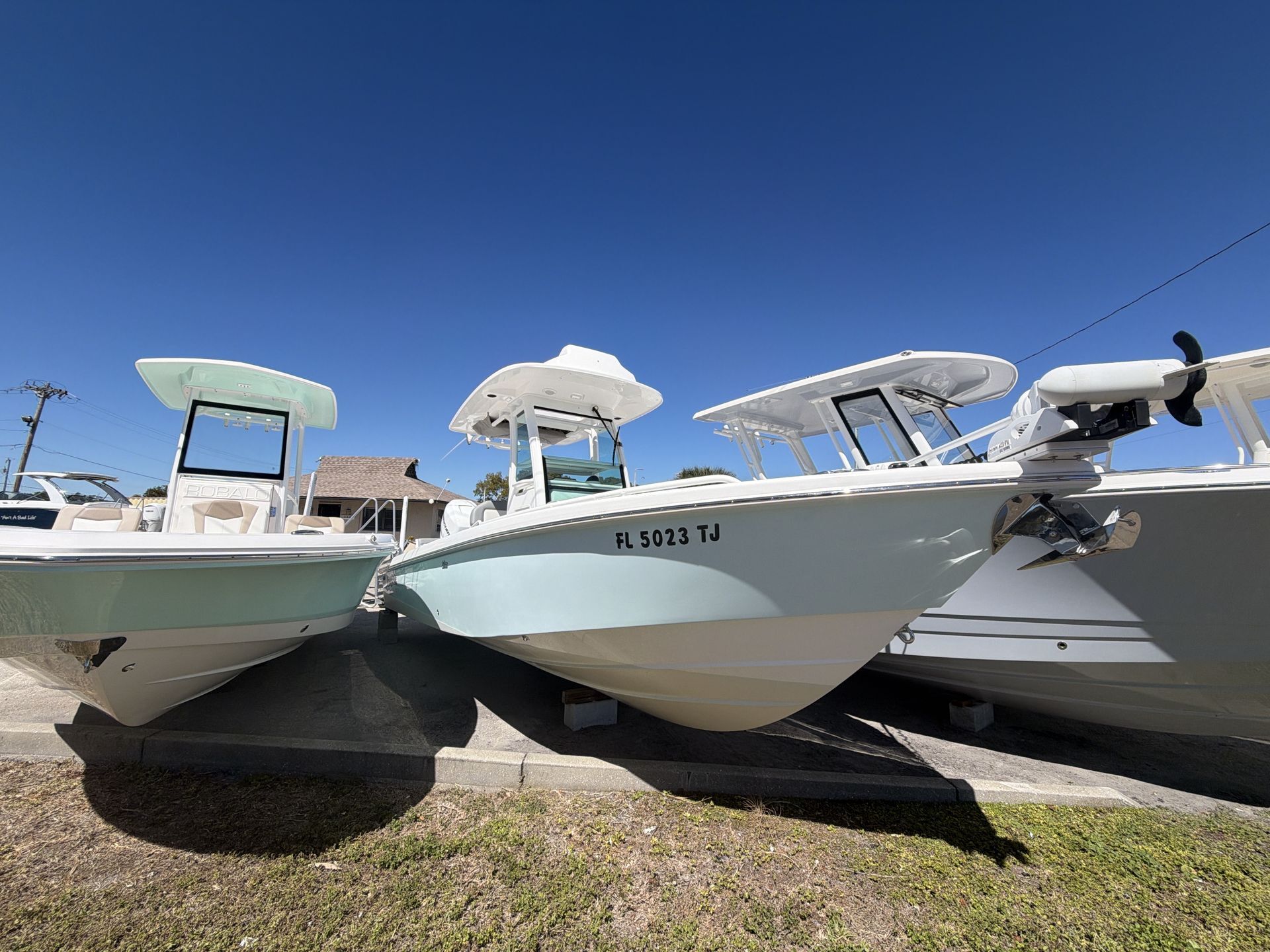 2023 Everglades 253 CC Bay Boat boat