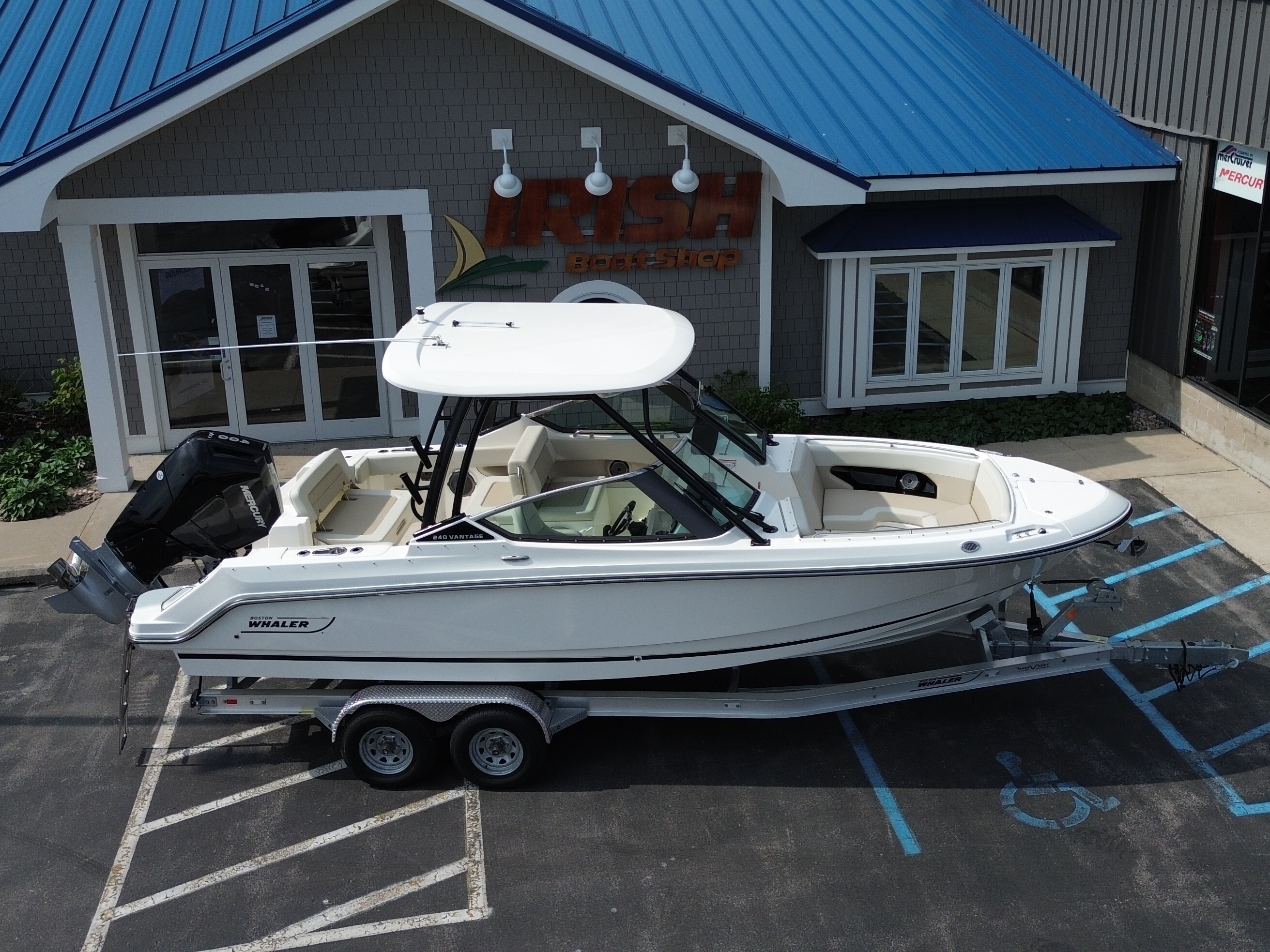 2025 Boston Whaler 240 Vantage Dual Console Boat boat
