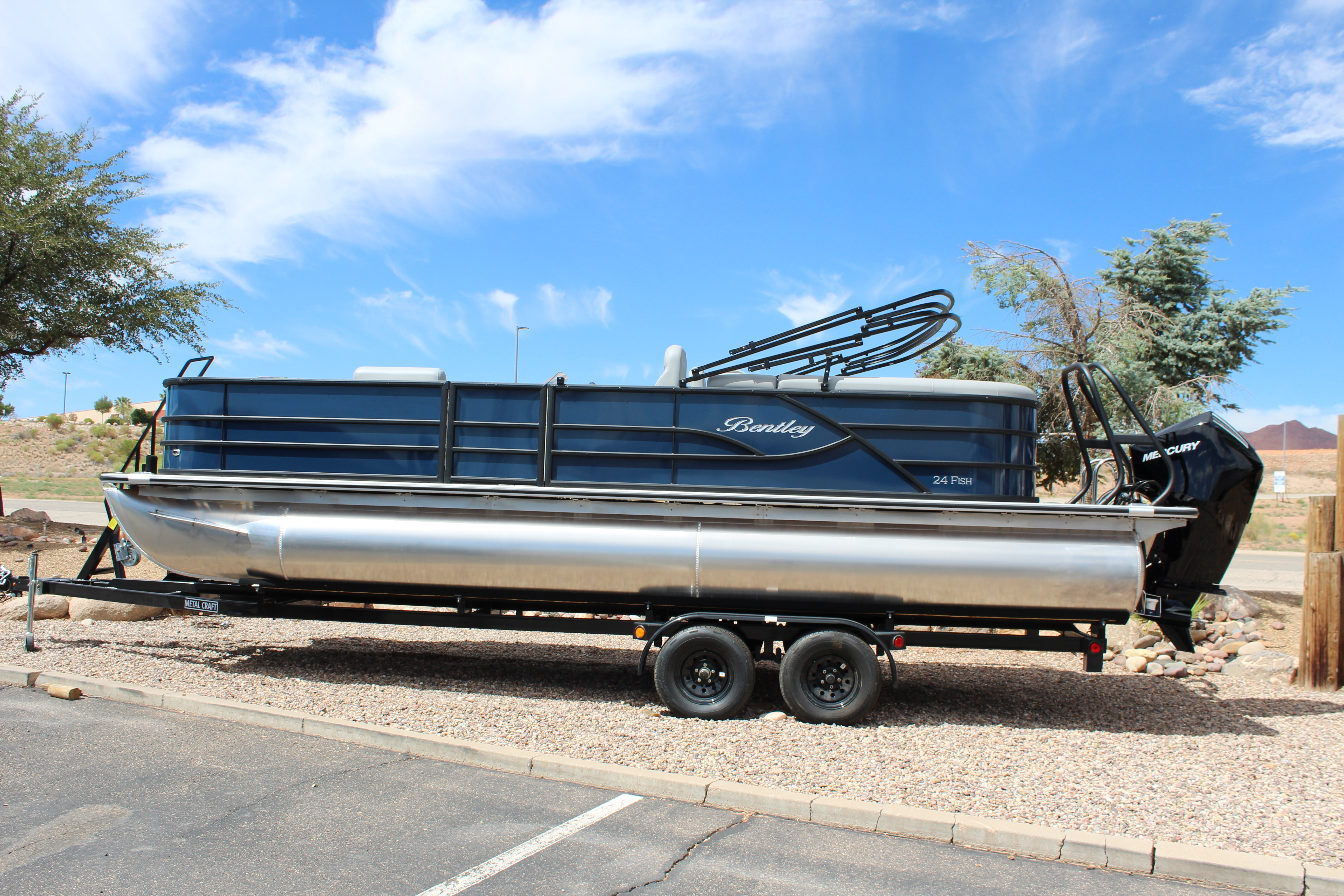 2026 Bentley Pontoons 243 Center Walk Thru Fish Tritoon 220 4PT in hurricane UT