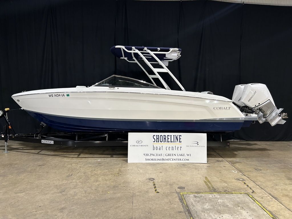 2021 Cobalt Boats R8 Outboard in green lake WI